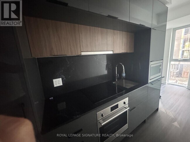 Photo du bâtiment - 900-900 St Clair Ave W