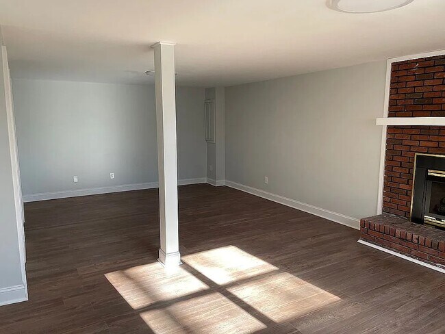 Building Photo - 300 Oak Wood Ln