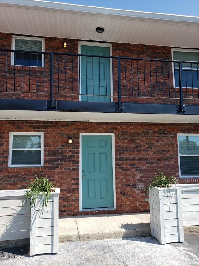 Building Photo - 5820 Hickory St