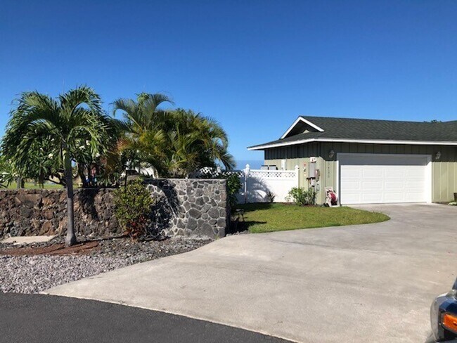 Building Photo - For Rent| A Pet Friendly 3 bedroom, 3 bathroom House with garage
