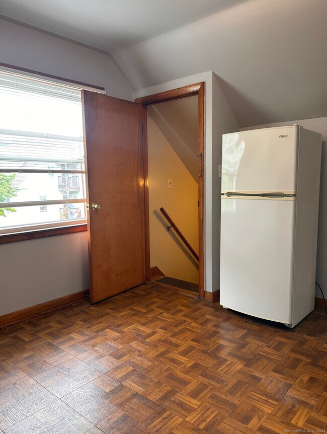 122 Hansen Ave Unit 3, Bridgeport, CT 06605 Room for Rent in