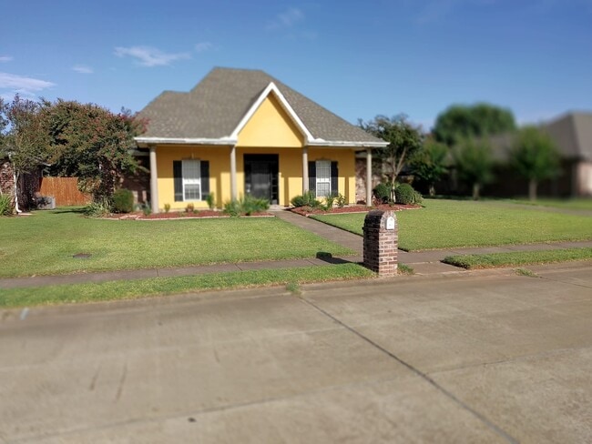 Building Photo - 5913 Bocage Dr
