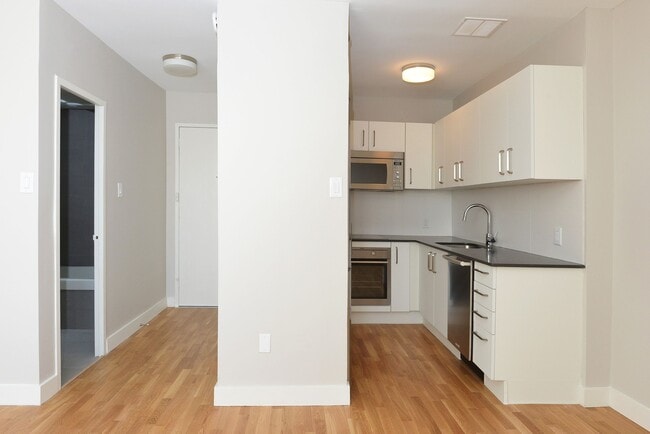 Building Photo - 263 Russell Hill Rd