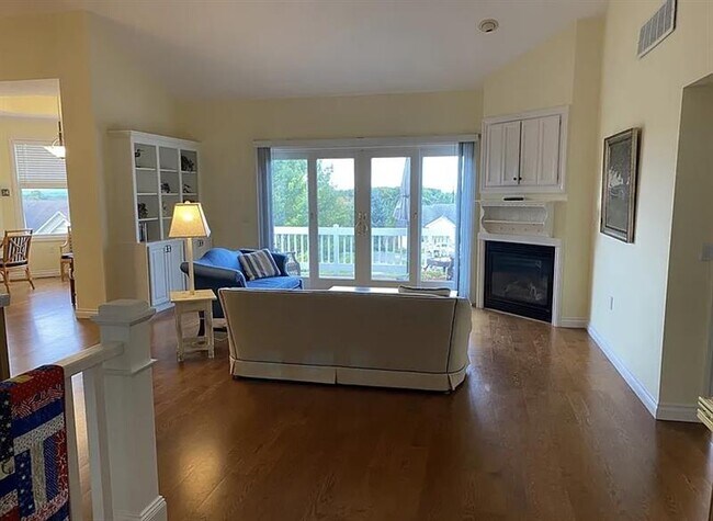 Foto del edificio - ELEGANT LAKEVIEW HOME