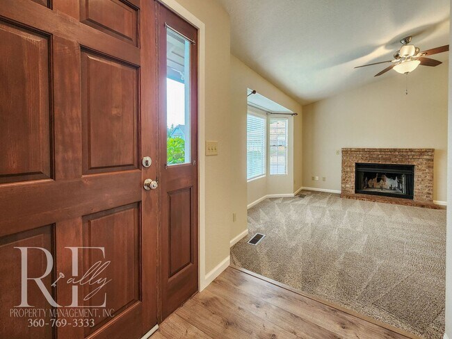 Foto del edificio - Spacious Tri-Level in East Bremerton | Cor...