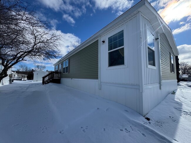 Building Photo - 11431 N Lake Dr