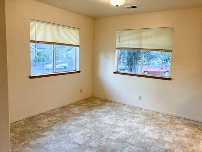 Foto del edificio - Spacious Pet-friendly McKinleyville Home With Garage & Fenced Yard