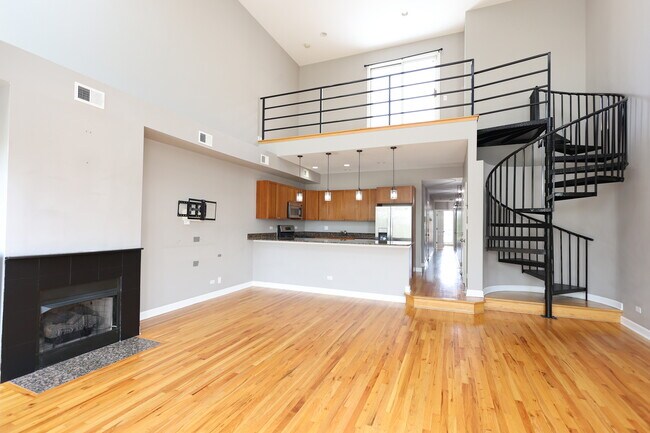 Building Photo - 815 S Western Ave