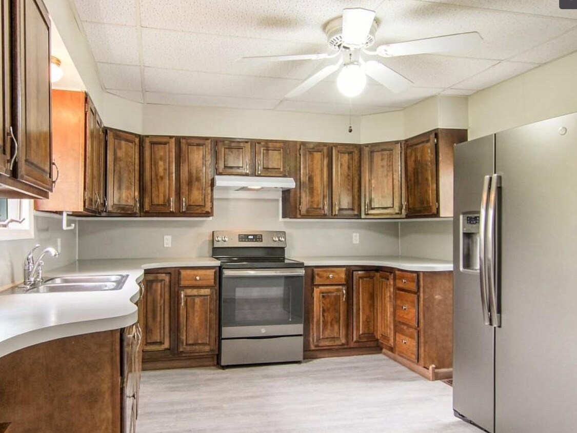 323 Benzie Ct, Beulah, MI 49617 House for Rent in Beulah, MI