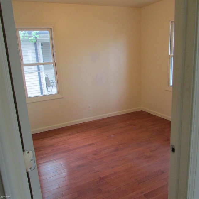 Building Photo - 1 br, 1 bath  - 32461 Lenawee St