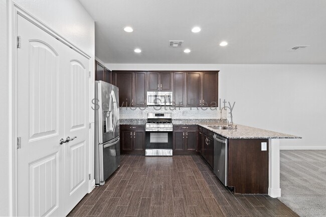 Foto del edificio - 2525 N Riley Rd