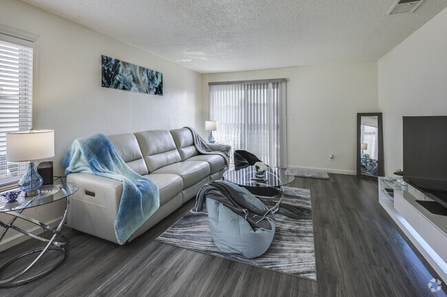 2BR, 2BA - 788SF - Living Room - Orchard Crossing Apartments