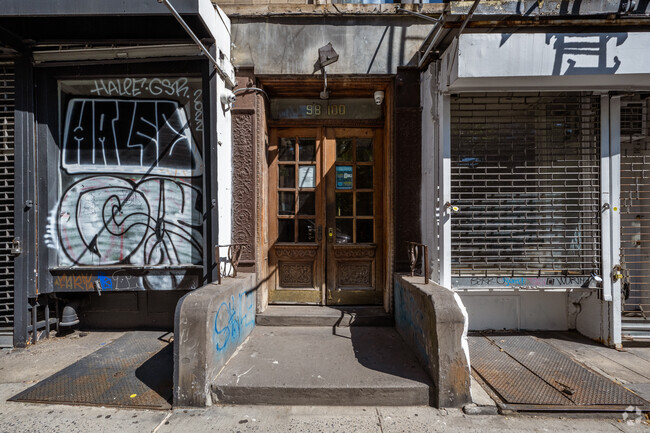 98-100 Thompson St - Manhattan NY - Entrance - 98-100 Thompson St