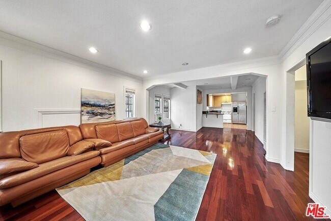 Foto del edificio - 323 N Serrano Ave