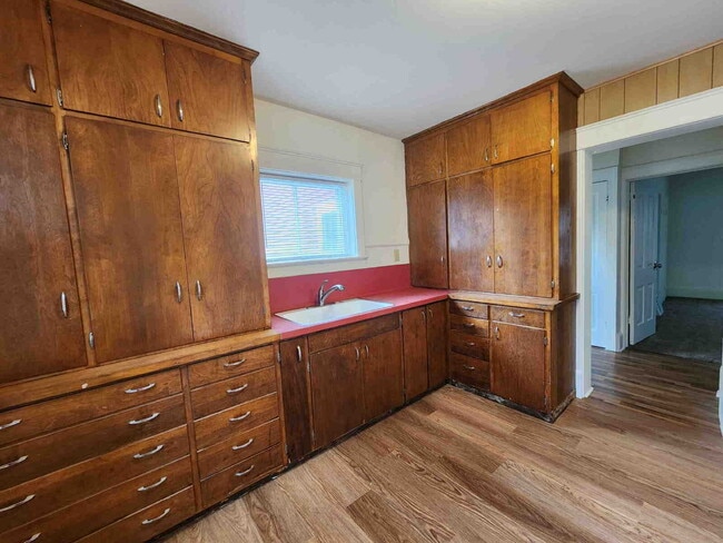 Building Photo - Bright Lower Apt with HIGH ceilings