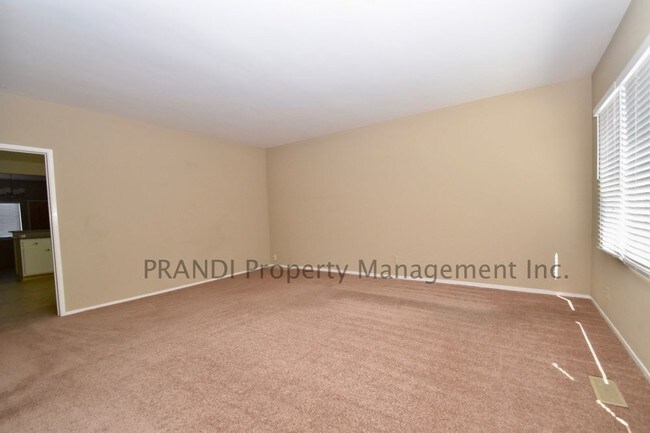 Building Photo - Spacious 3Br Unit with Nice Views of Mt. Tam