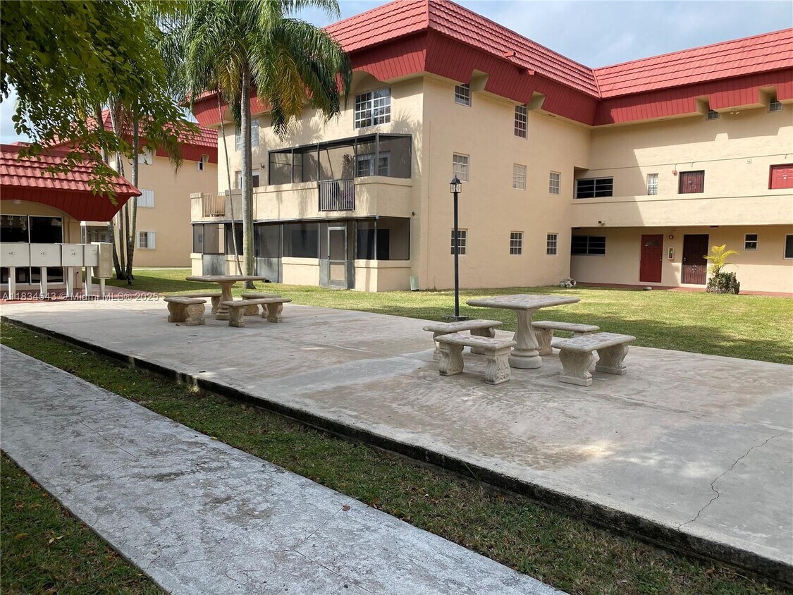 Primary Photo - 10901 N Kendall Dr
