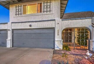 Building Photo - 4370 Flandes St
