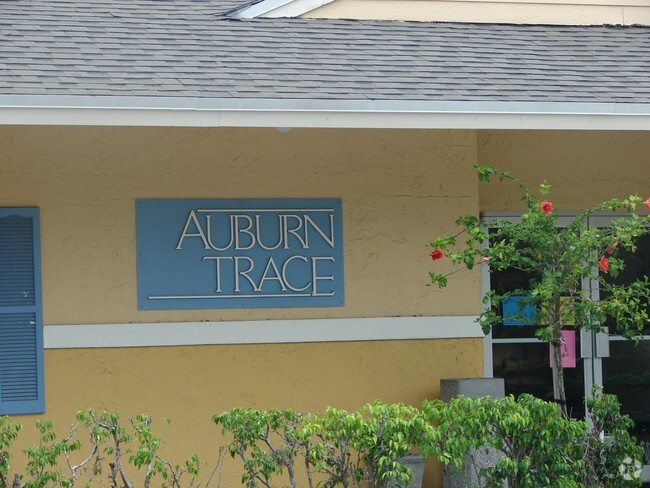 Letrero del edificio - Auburn Trace Apartments