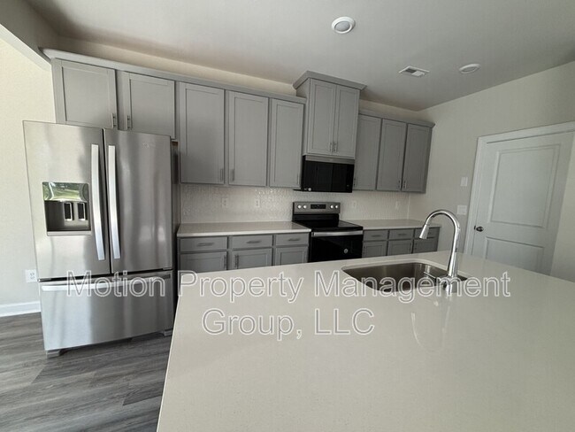 Building Photo - 1402 31st St NE