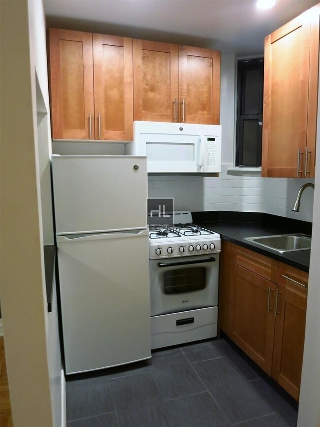 Building Photo - 413 E 81st St