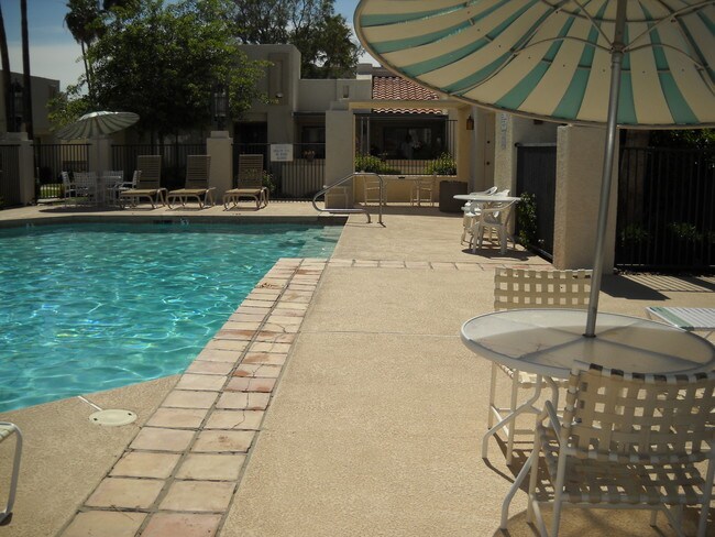 Building Photo - 735 E Lola Dr
