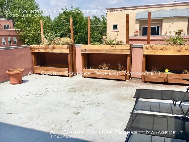 Building Photo - 2625 TABRIZ PL