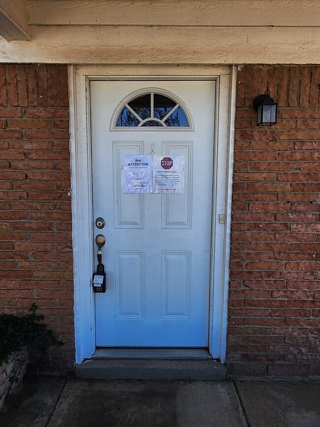 Building Photo - 3 bed 2 bath home, move in ready!