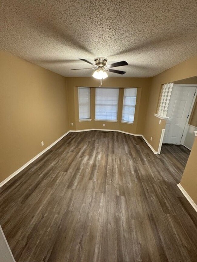 Building Photo - 3 bedroom 2 bath home