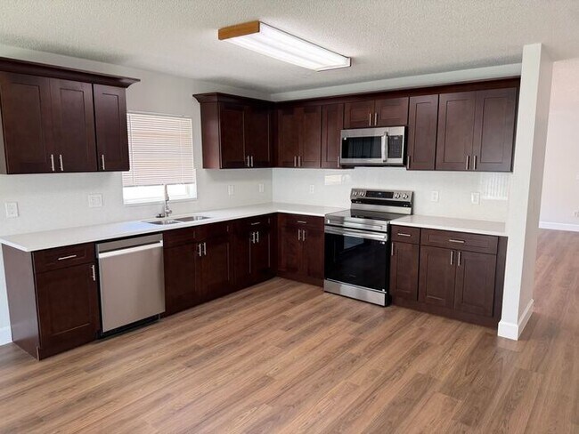 Building Photo - Great 4 Bedroom/2 Bathroom Home Available NOW!