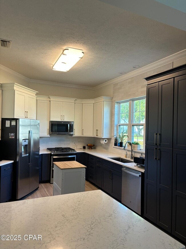 Building Photo - 2115 Country Club Dr