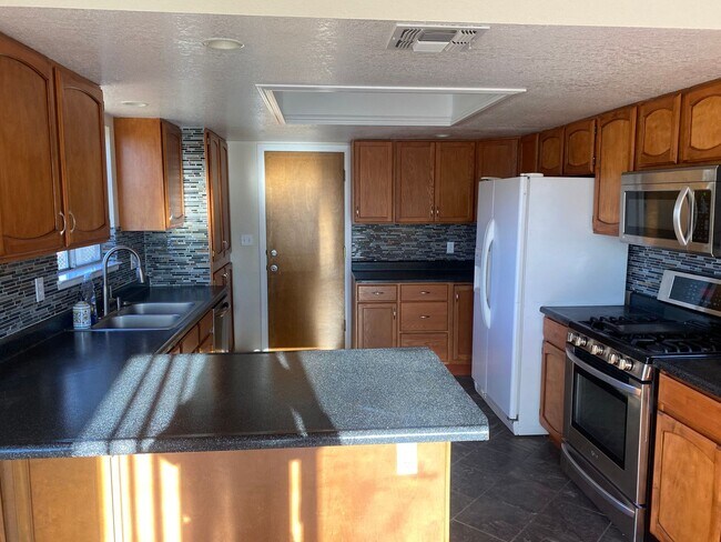 Foto del edificio - 3 BEDROOM 2 BATHROOM HOME IN THE PEPPERTREE SUBDIVISION