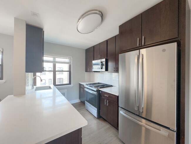 Building Photo - 618 1/2-601 Sheridan Rd