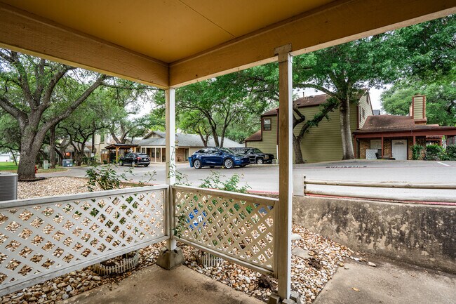 Foto del edificio - Room in Condo on Beauregard Cir