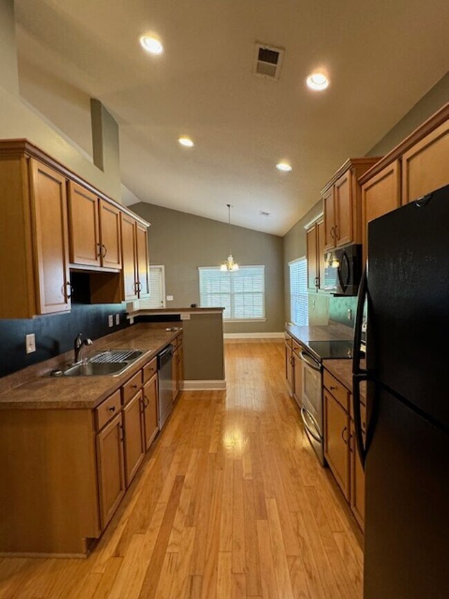 Building Photo - Brick Ranch - 3 Bedrooms & 2 Full baths wi...