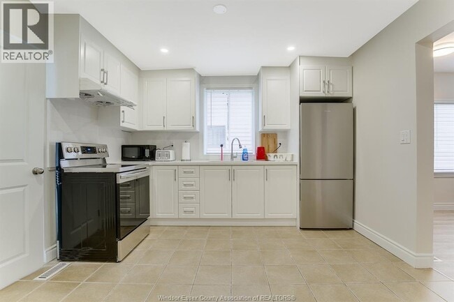 Building Photo - 811 University Ave E