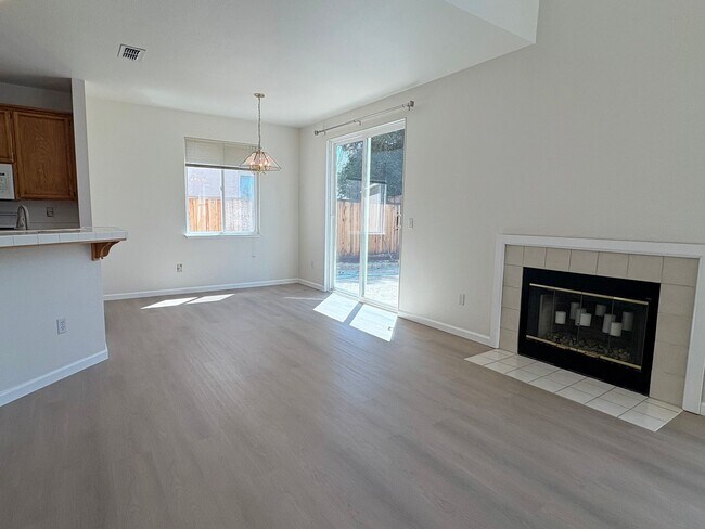 Building Photo - Cute 3 Bedroom 2.5 Bath Home in Brentwood