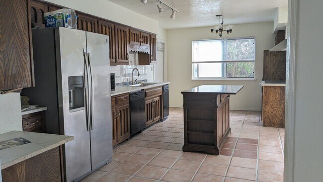 Foto del edificio - 4519 Larchmont Dr NE