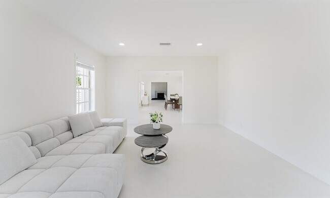 Building Photo - 3199 NE 6th Dr