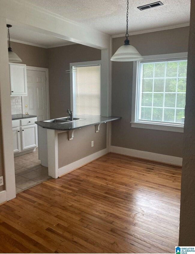 Foto del edificio - 303 S Broadway Ave