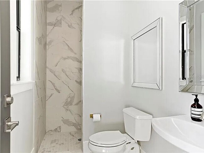 Building Photo - Exquisite 4-Bed, 5.5-Bath Executive Retrea...