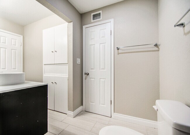 Foto del edificio - Beautifully remodeled corner 4/2 with pool...