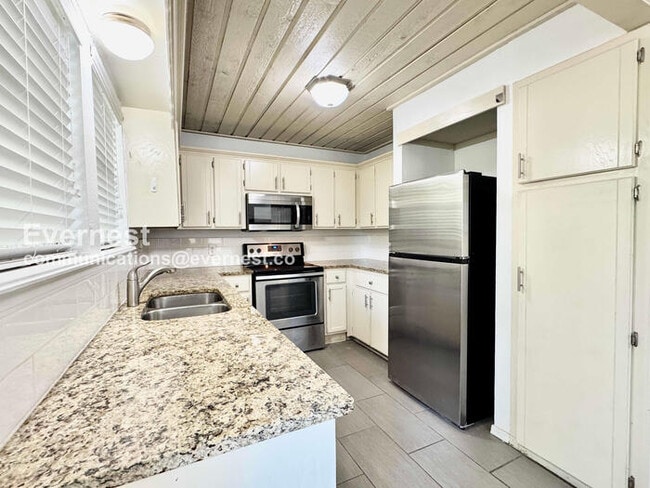 Building Photo - 5117 S Lions Ave