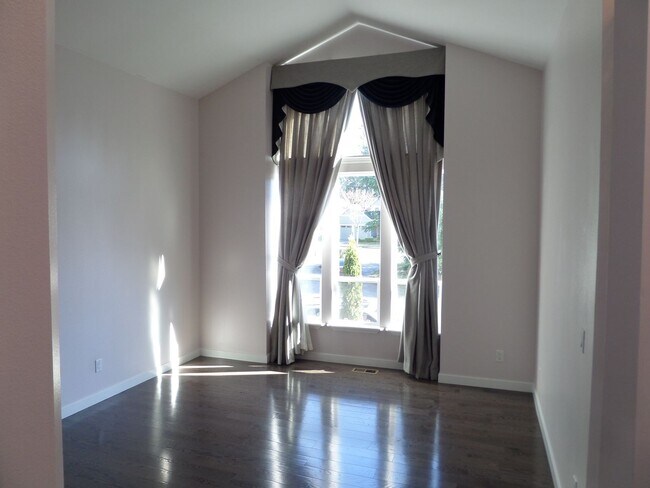Building Photo - Stunning 3-Bedroom Home w/Large Yard in So...