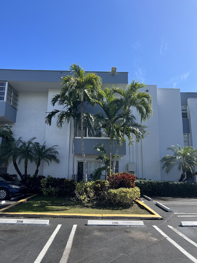 Foto del edificio - 2498 SW 17th Ave