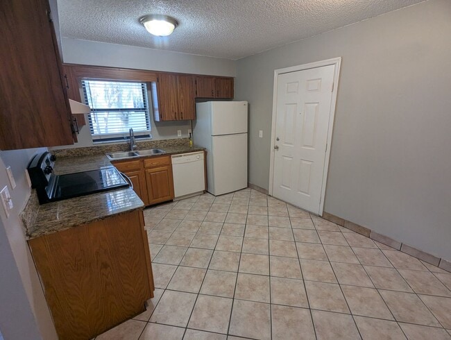 Building Photo - Spacious 2-Bedroom, 1-Bath First-Floor Condo for Rent.  Furry friends welcome!