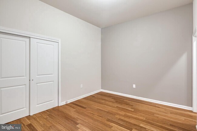 Building Photo - 1509 W Girard Ave