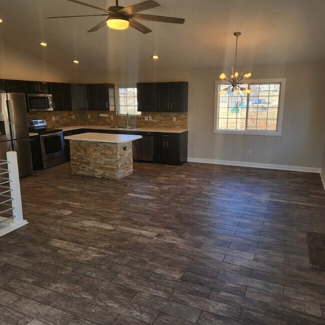 Building Photo - 1770 E Emma Ave