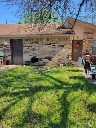 Building Photo - 2719 Sprucewood St