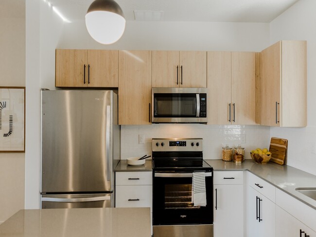 Cocina gourmet con electrodomésticos modernos - Parc at Day Dairy Apartments and Townhomes